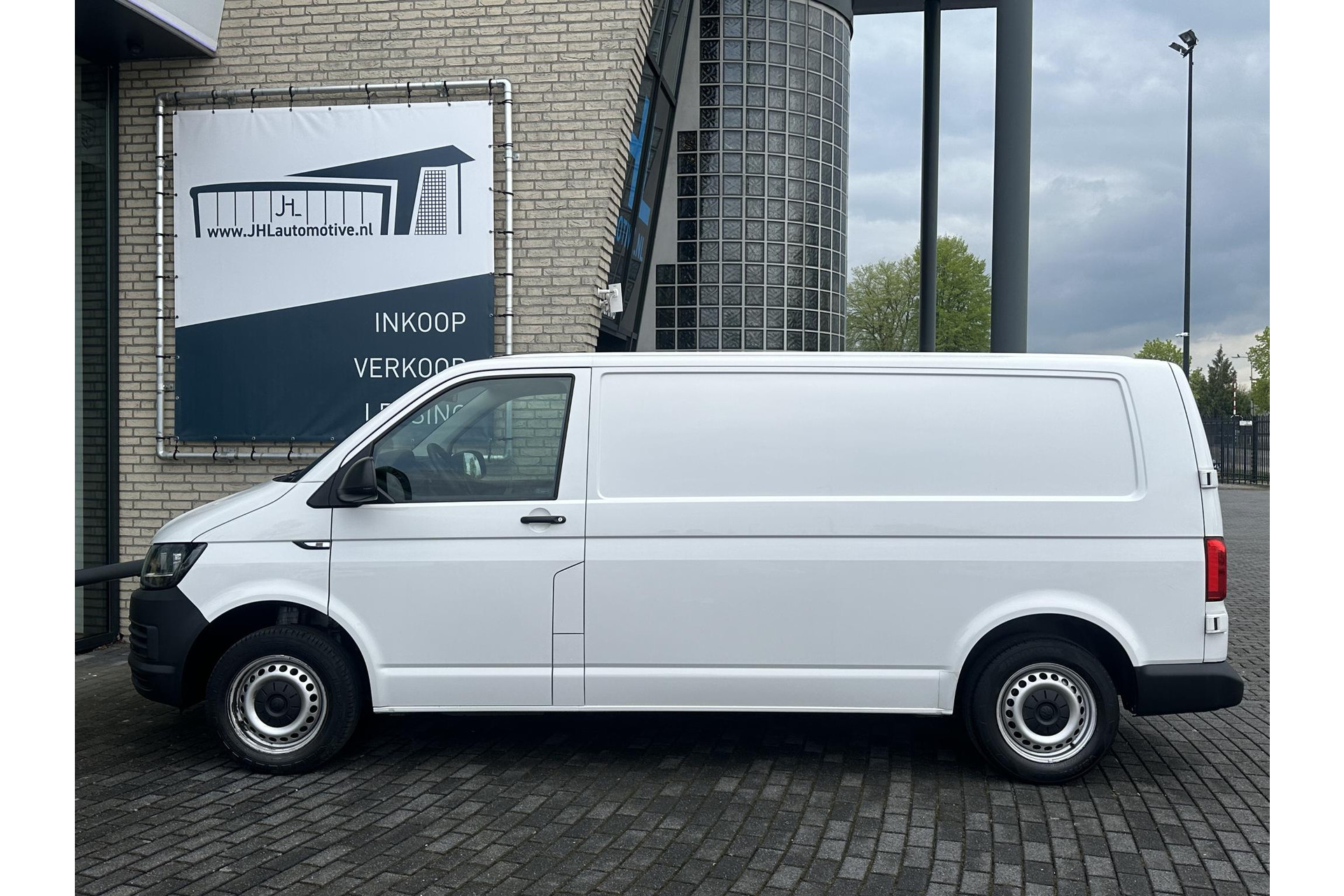 Volkswagen Transporter 2.0 TDI L2H1*AIRCO*NAVI*BLUETOOTH*HAAK*BETIMMERING